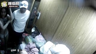 đặt cam quay lén cuộc sống riêng tư của những nữ nhân viên văn phòng