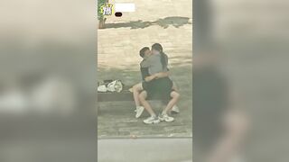 quay lén một cặp đôi trẻ hôn nhau say đắm và sờ soạng ngực ngoài công viên