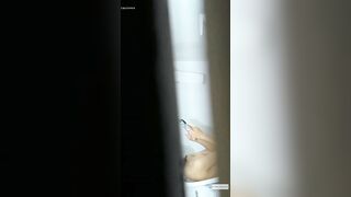 Quay lén em hàng xóm mới lớn khỏa thân đi vệ sinh lén lút nhắn tin vs a yêu