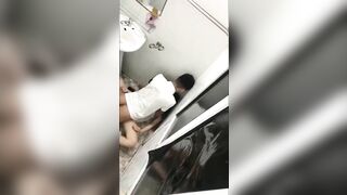 Quay lén đi wc phát hiện 2 em học sinh cấp 3 địt nhau trong nhà vệ sinh trường học