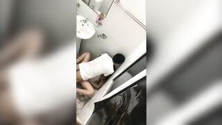 Quay lén đi wc phát hiện 2 em học sinh cấp 3 địt nhau trong nhà vệ sinh trường học