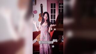 NHI , NHÚN NHẨY , DƯỚI BẦU TRỜI TRONG XANH