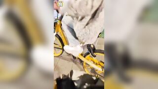 gạ địt em gái đạp xe nơi công cộng