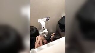 Chịu cặp đôi uống rượu say chui vào WC bar địt nhau trong đó