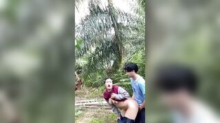Loạn luân em chồng cùng chị dâu lén lút đụ nhau sau vườn.