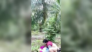 Loạn luân em chồng cùng chị dâu lén lút đụ nhau sau vườn.