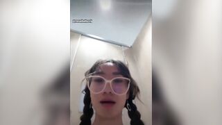 babyrose bú cu cho anh du khách nước ngoài trong siêu thị