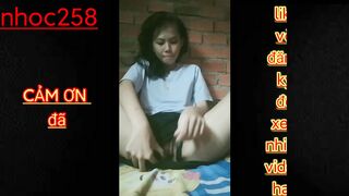 Em gái 17 tuổi ở nhà thủ dâm với tua vít cho sướng lồn