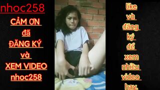 Em gái 17 tuổi ở nhà thủ dâm với tua vít cho sướng lồn