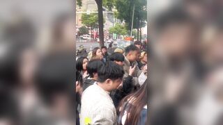 gái xinh khoe hàng public nơi công cộng