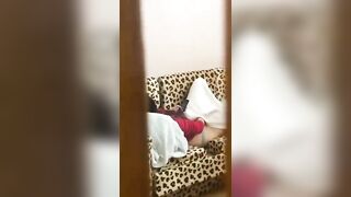 con chị họ nứng lồn thủ dâm 1 mình trong phòng thì em trai phát hiện
