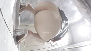 Cực nứng, Quay lén Em Gái Xinh Đi chơi Đi Đái trong Wc cực nứng