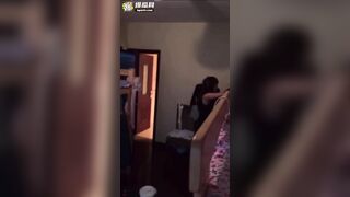 quay lén bạn cùng phòng kí túc xá