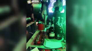 các em tay vịn khỏa thân nhảy múa trong quán karaoke
