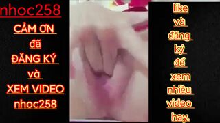 Em gái 16 tuổi mới lớn tập tành thủ dâm sướng lồn quá chảy nước quá trời luôn