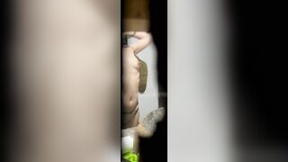 Quay lén em gái tóc vàng đi tắm