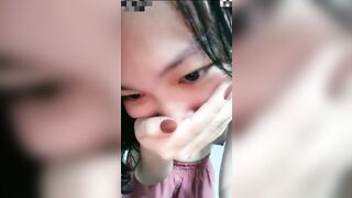 Clip Hot Chén em gái xinh khi đang livestream trong phòng