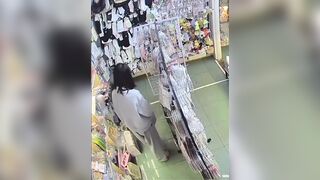 Em học sinh bị tràn băng đái trong quần trong tiệm tạp hoá