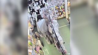 Em học sinh bị tràn băng đái trong quần trong tiệm tạp hoá