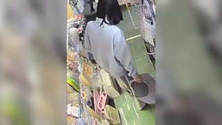 Em học sinh bị tràn băng đái trong quần trong tiệm tạp hoá