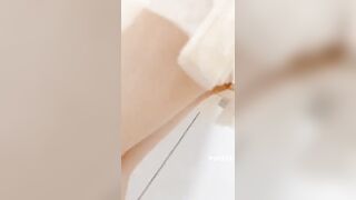 E VỢ ĐANG NẤU ĂN , THÌ MÒ VÀO NGHỊCH TÍ