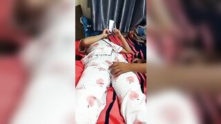 Loạn luân cha dưỡng dụ con riêng của vợ chơi điện thoại để mò lồn con bé.