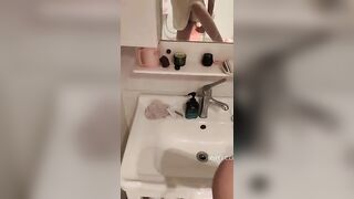 VÀO NHÀ TẮM , LẤY CÂY KẺ MẮT, CHỌC VÀO LỒN