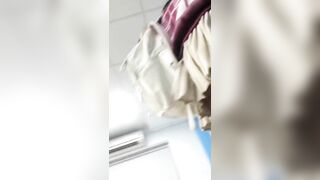 Quay lén dưới váy của con bạn chung lớp lên lau bảng