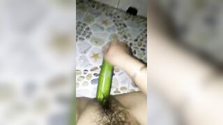 bé rau bến tre vú to lấy chộm dưa leo vào nhà tắm thủ dâm - phần 2