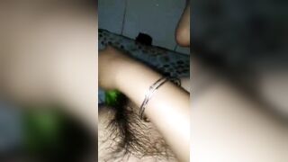 bé rau bến tre vú to lấy chộm dưa leo vào nhà tắm thủ dâm - phần 3