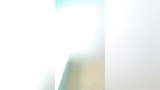 Nhìn mặt em gái non quá ????