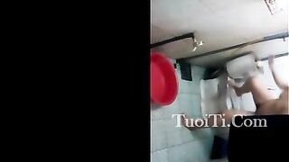 Quay lén chị họ tắm 22