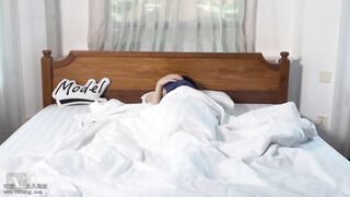 Chị gái giảng bài cho em trai