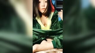Bé gái mới lớn nứng lồn thủ dâm với dưa leo lút cán cực sướng