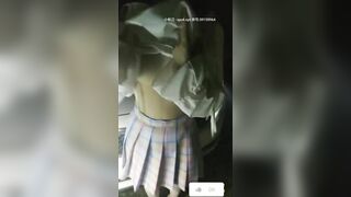 Dụ dỗ em học sinh Loli lồn không lông đi chơi khuya rồi gạ chịch em nó trên xe luôn