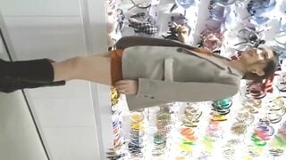 Vào TTTM Quay lén dưới Váy E Nhân viên Văn Phòng, Phát Hiện quần lót ren nứng