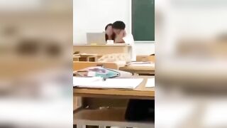 Học sinh ngoan phải tán luôn cô giáo