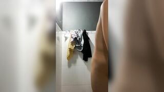 Gái xinh vừa đi học về là vào wc show lồn ngay