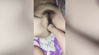 Nhéc cả bàn tay vào lồn em người yêu 17 tuổi cho nó phê.