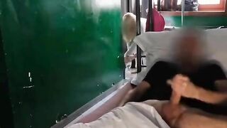 lén sục cặc trên tàu thì bị phát hiện, liền nhờ ng lạ sục hộ cho