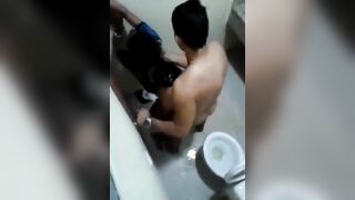 Quay lén thằng bạn đị nhau với gái trong nhà vệ sinh