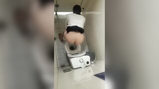 quay lén mấy em gái xinh đi đái em nào đít cũng tròn - phần 11