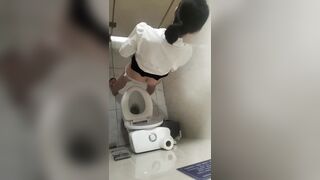 quay lén mấy em gái xinh đi đái em nào đít cũng tròn - phần 11