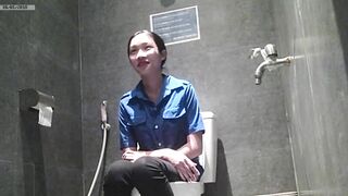 quay lén mấy em gái xinh đi đái em nào đít cũng tròn - phần 13
