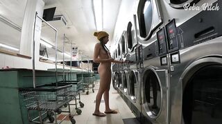 Em gái xinh lột sạch đồ cho vào máy giặt công cộng