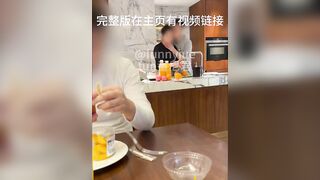 Ck vô tư bấm điện thoại trên bàn ăn mà k biết vợ dâm mình bị thằng b thịt ở sau lưng