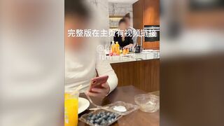 Ck vô tư bấm điện thoại trên bàn ăn mà k biết vợ dâm mình bị thằng b thịt ở sau lưng