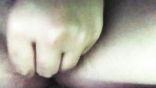 Nữa đêm nứng lồn quá mà k có gì móc nên dùng đỡ quả dưa chuột nhỏ vậy
