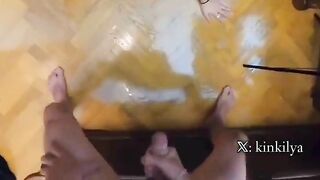 Nếu mày muốn tinh dịch của tao, thì làm một con điếm ngoan ngoãn và liếm nó từ sàn