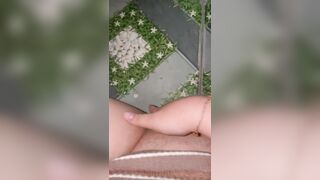 Thủ dâm bắn cả nước đái.